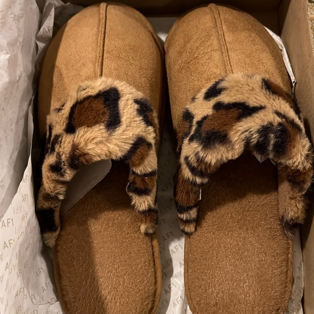 Cozy slippers with animal print trim